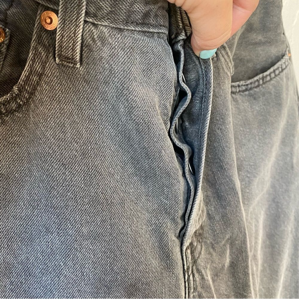 Levi’s 501 High Rise Raw Hem Straight Leg Cropped Jeans in Get Off My Cloud - Picture 6 of 15